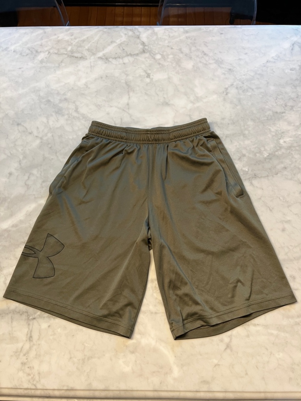 Under Armour loose fit athletic shorts with pockets. Men’s small. Army green.